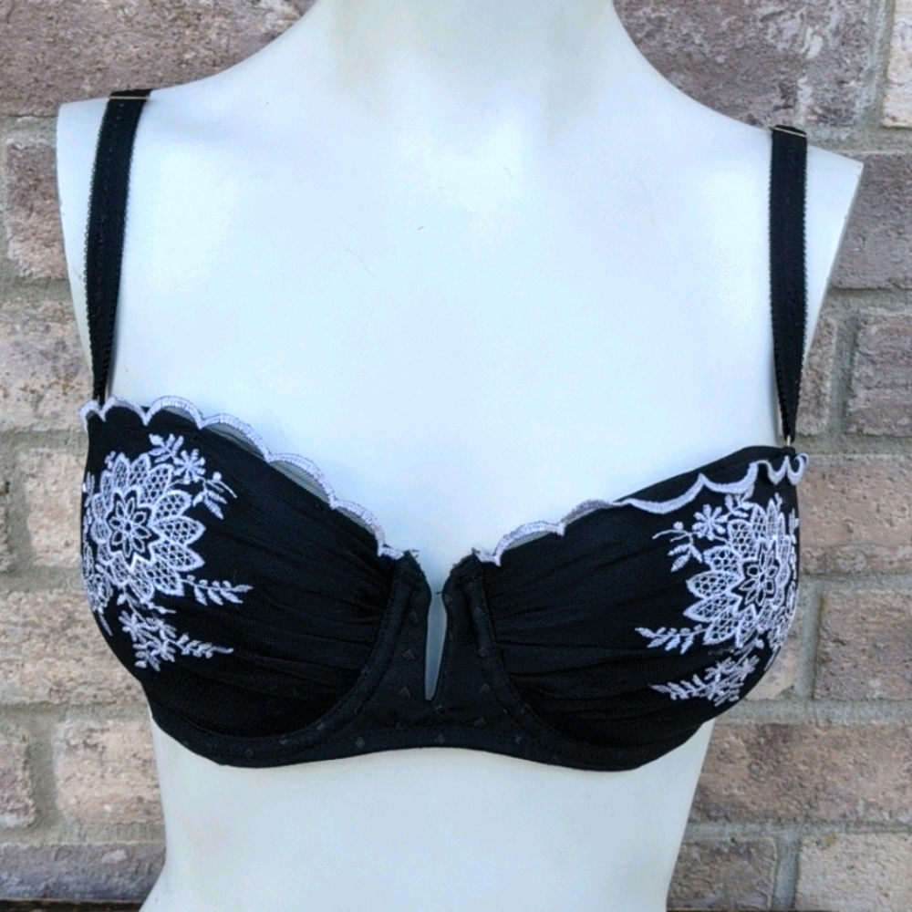 Black under wire bra with white floral design
